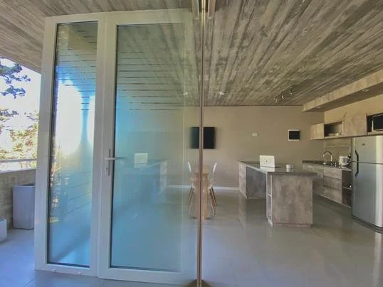 Cocina con puerta de vidrio