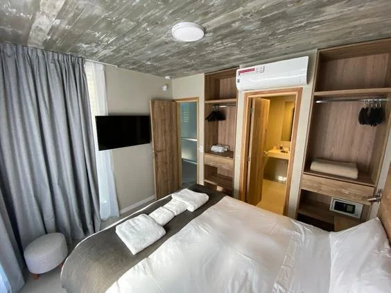 Dormitorio con TV y placard