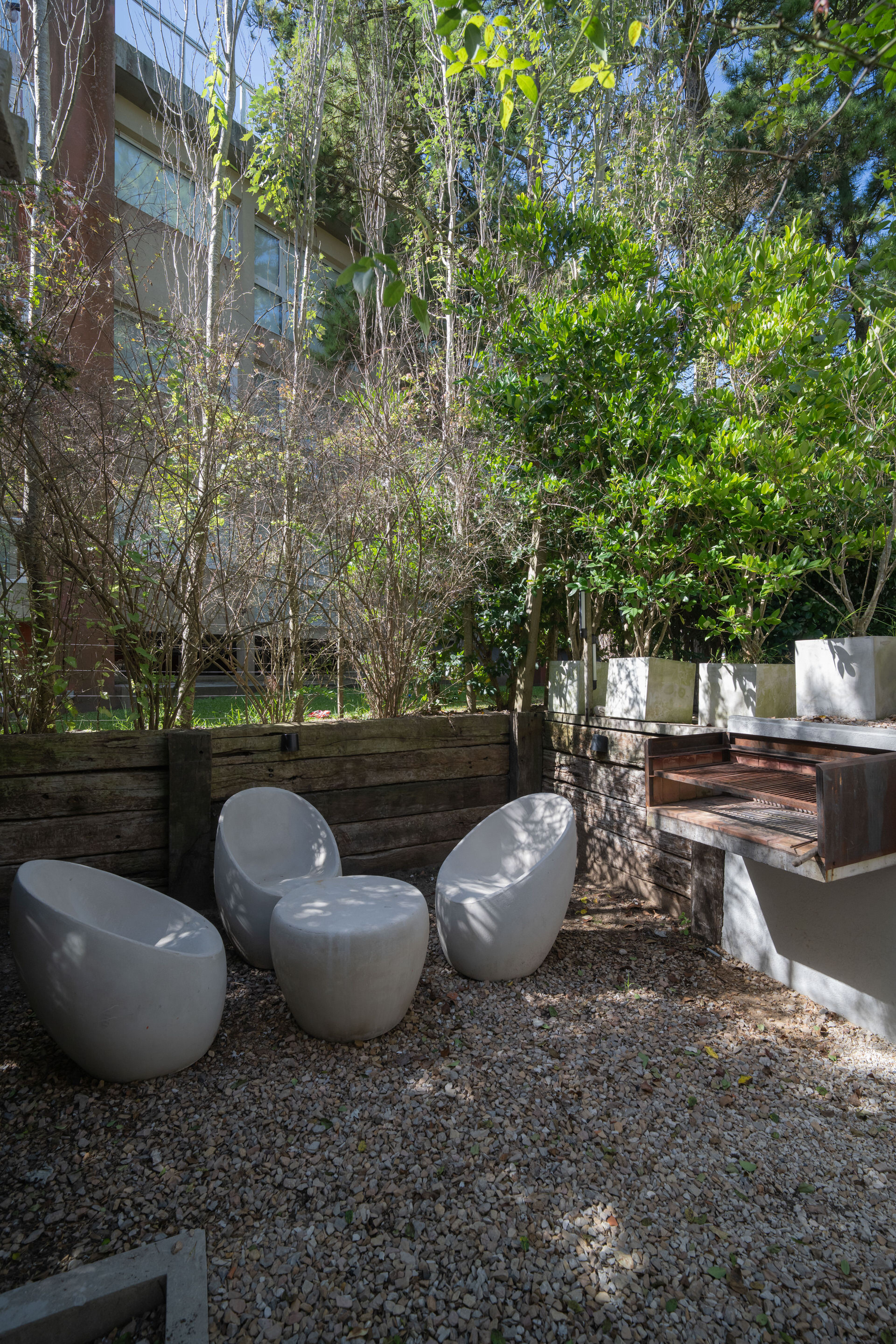 Jardín y parrilla lateral