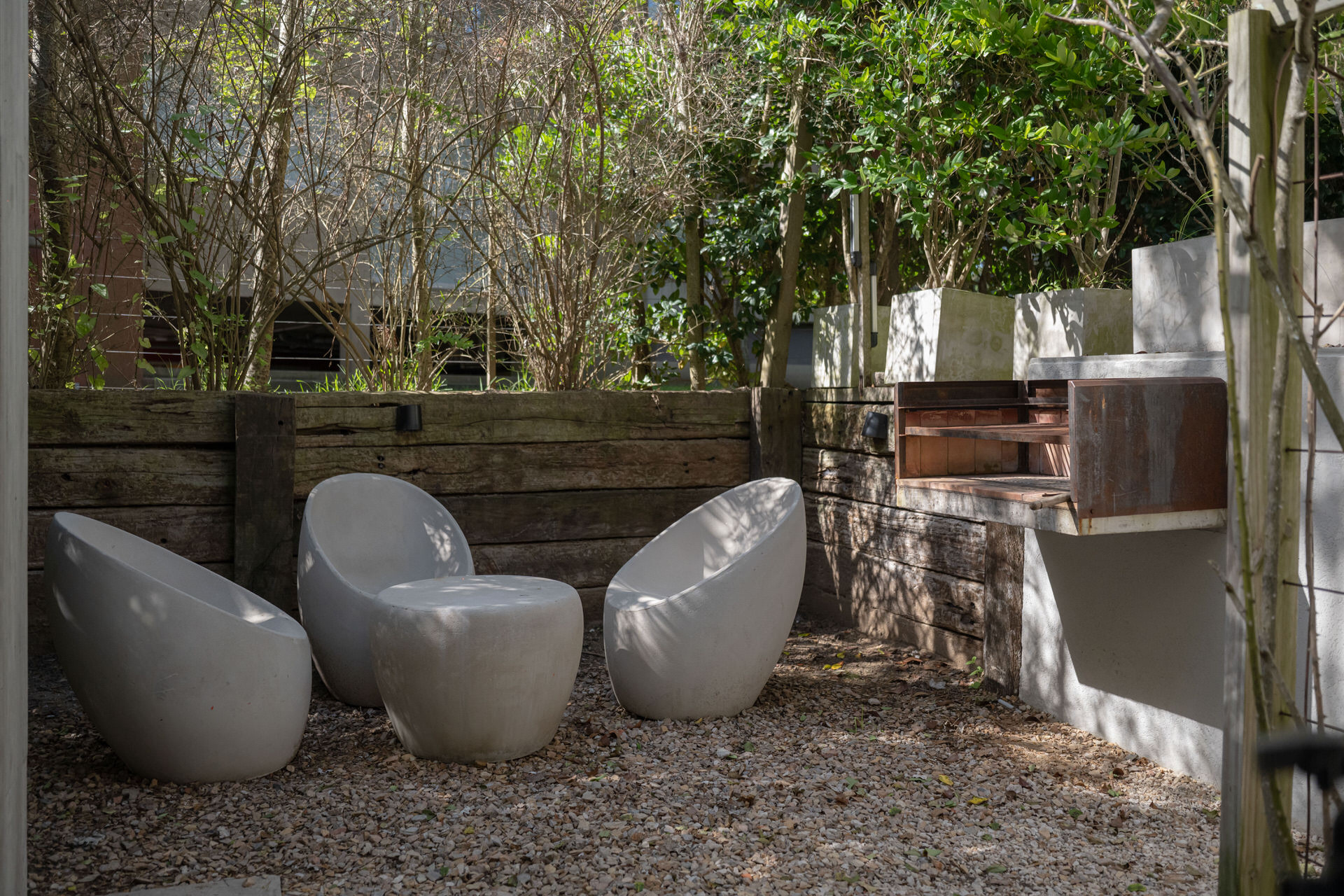 Jardín privado con parrilla